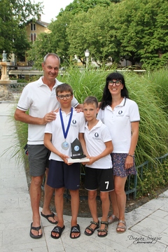 Mihael skupaj z družino (vir JK Olimpic)